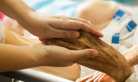 « Le scandale Orpea a révolté l’ancienne directrice d’Ehpad que je suis » !