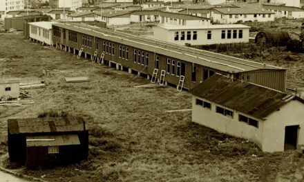 Une enfant dans un camp de relogement au Havre.