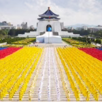 Sous les acrobaties féériques, de la propagande complotiste ! 